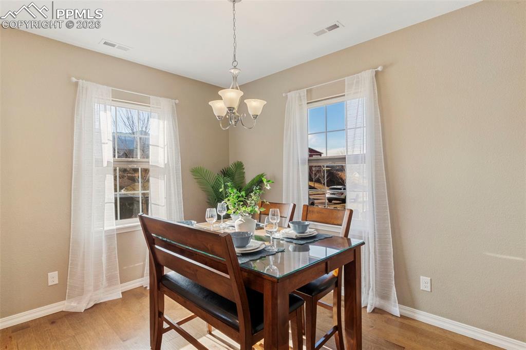 Image 19 of 45: Dining Area