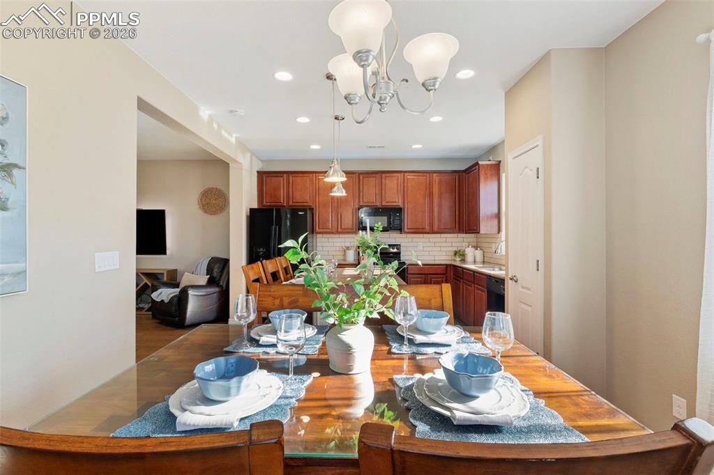 Image 21 of 45: Dining Area