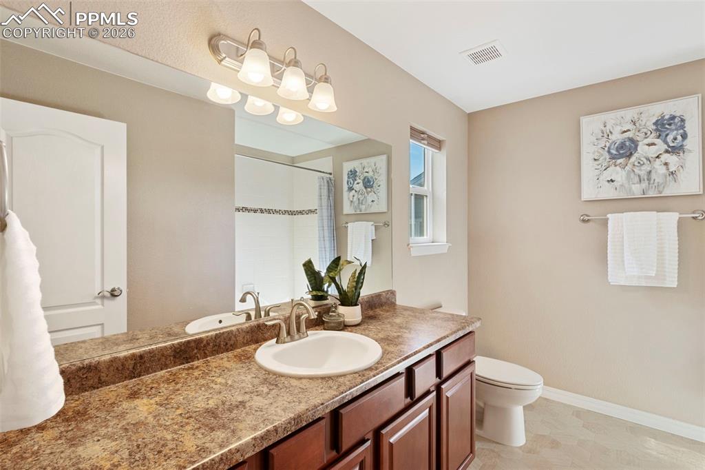 Image 30 of 45: Upstairs Full bathroom