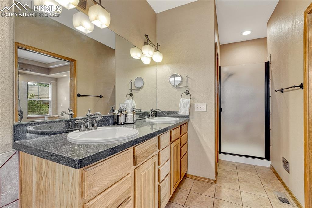 Image 19 of 46: Bathroom