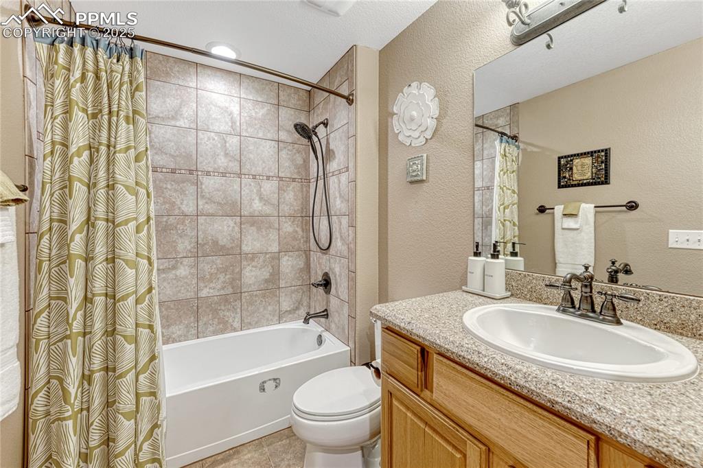 Image 33 of 46: Bathroom