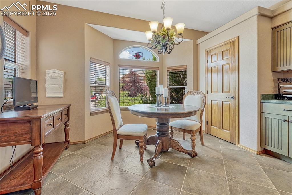 Image 4 of 46: Dining Area