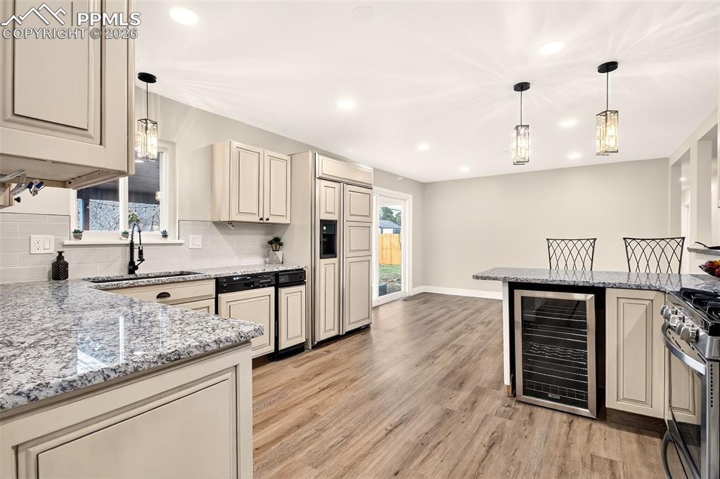 Image 15 of 47: Kitchen