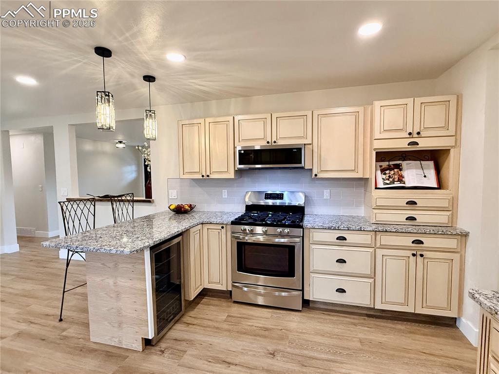 Image 16 of 47: Kitchen