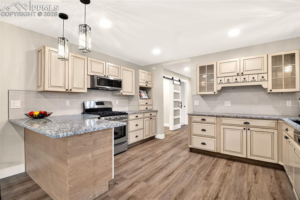 Image 18 of 47: Kitchen