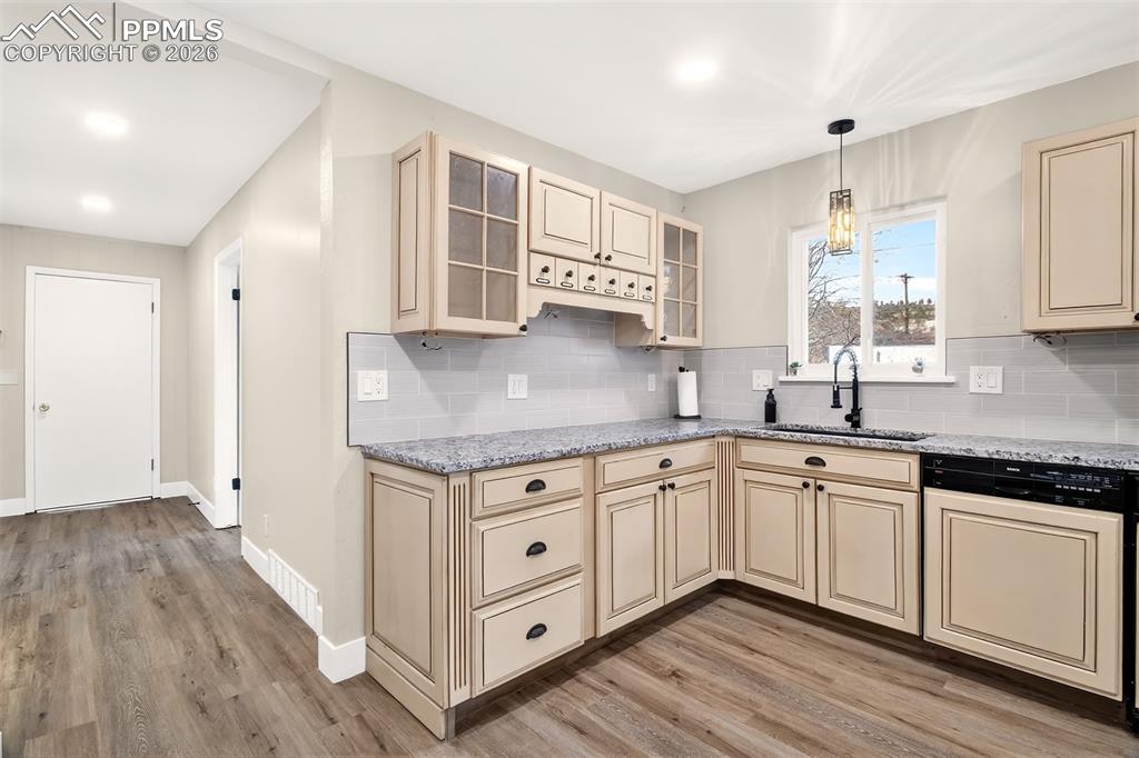 Image 19 of 47: Kitchen