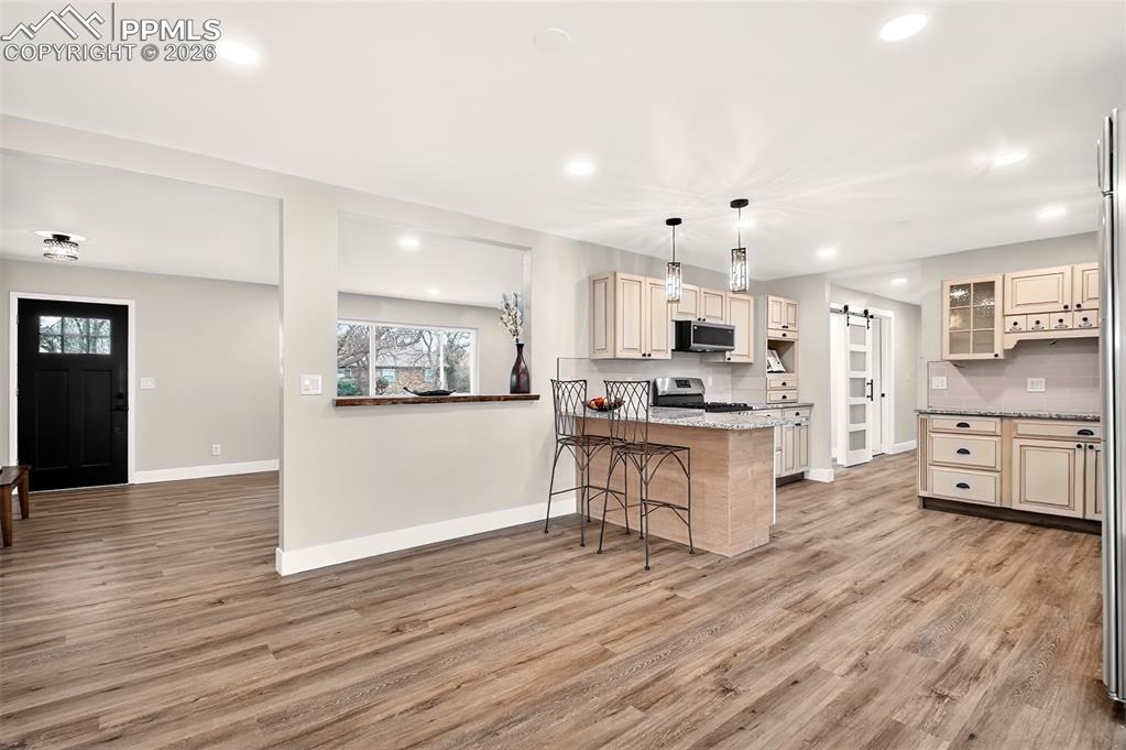 Image 21 of 47: Kitchen