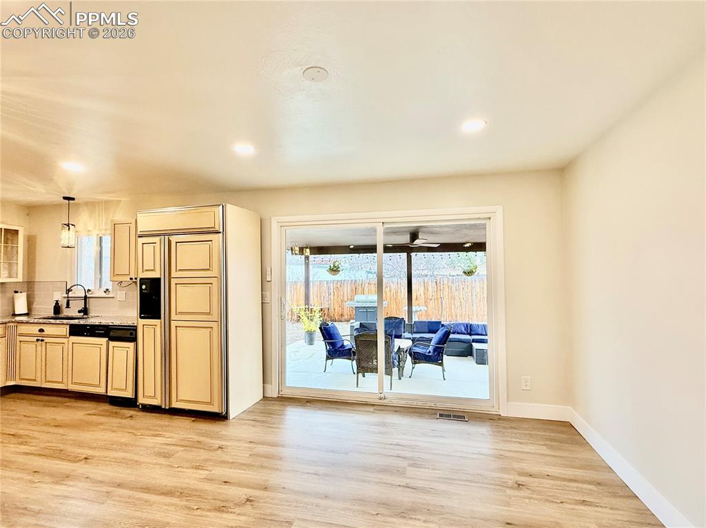 Image 22 of 47: Kitchen