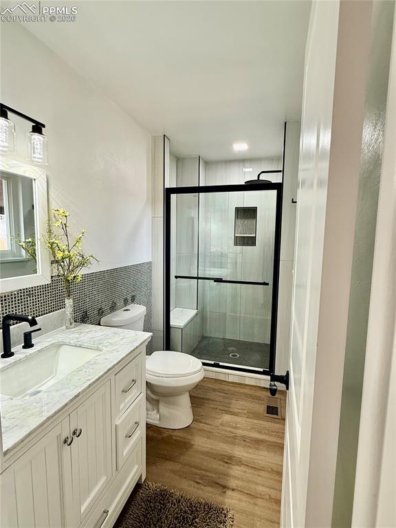 Image 30 of 47: Bathroom