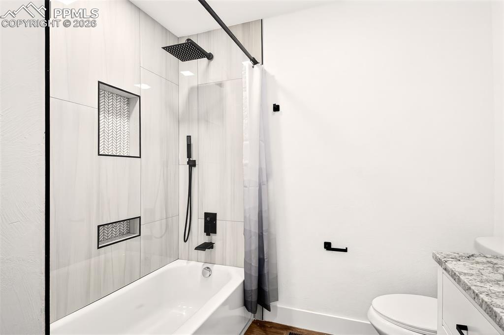 Image 32 of 47: Bathroom