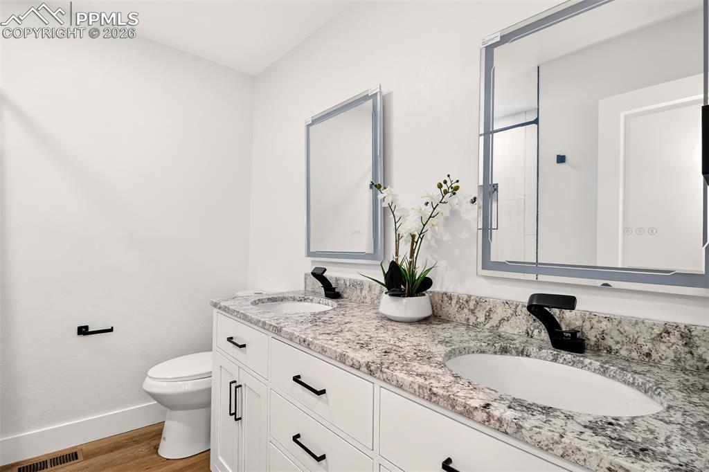 Image 33 of 47: Bathroom