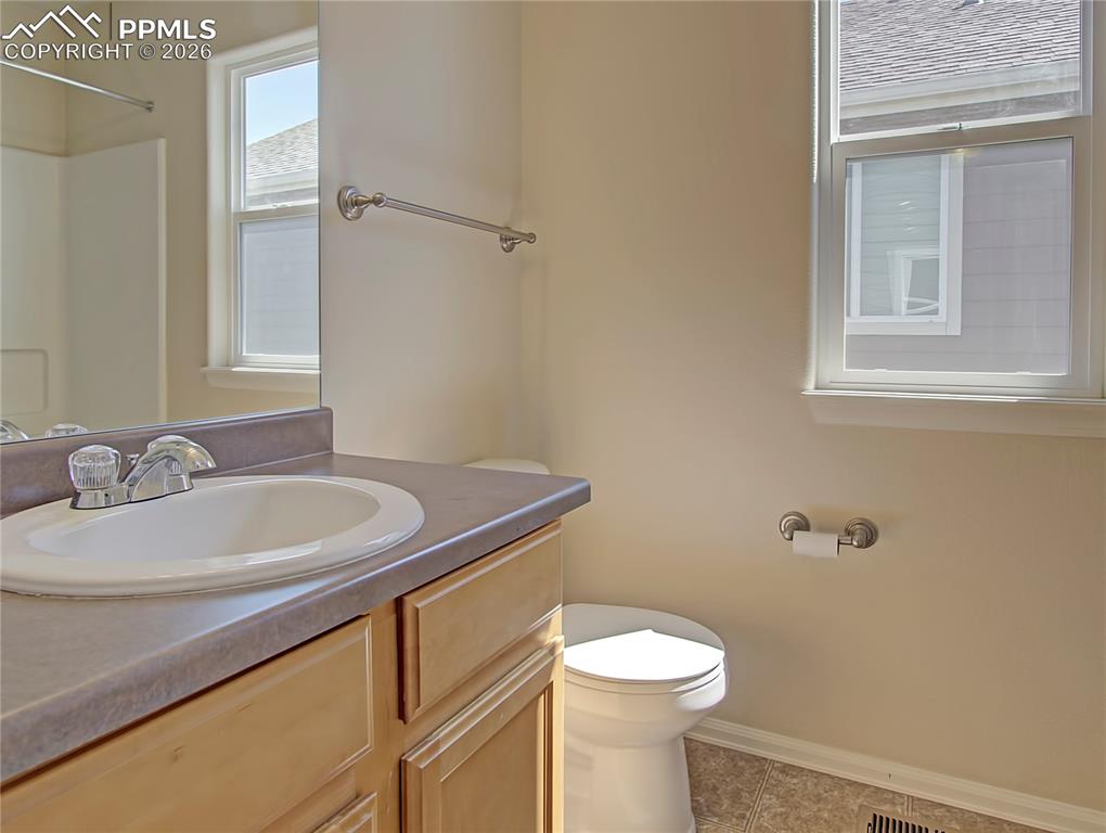 Image 16 of 27: Upper level bath