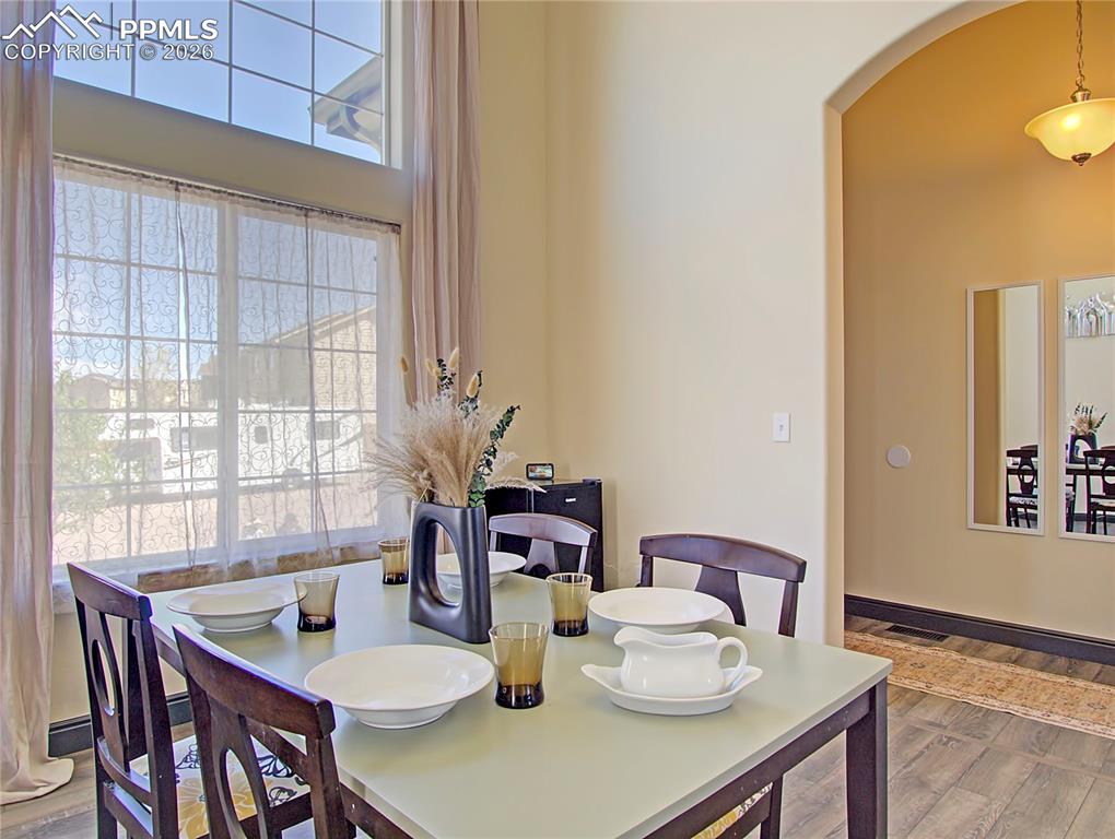 Image 4 of 27: Dining Area