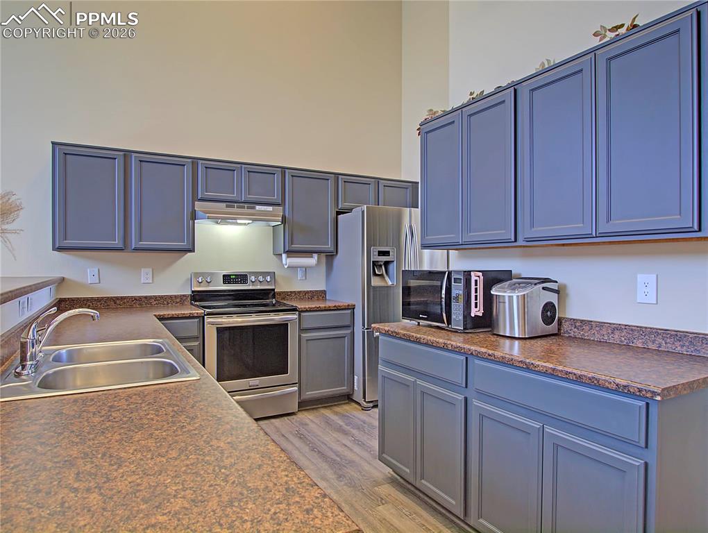 Image 6 of 27: Kitchen