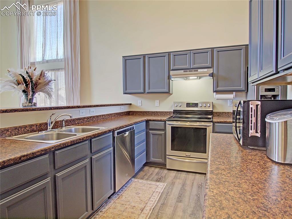 Image 7 of 27: Kitchen