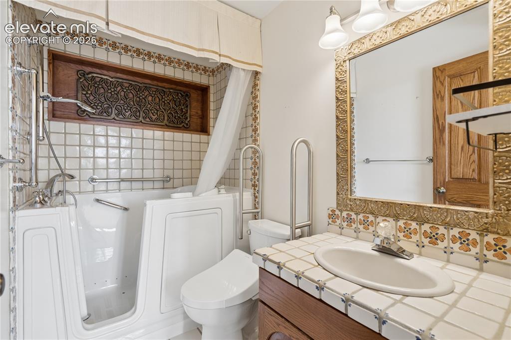 Image 31 of 46: A full main level bathroom conveniently serves the secondary bedrooms and l