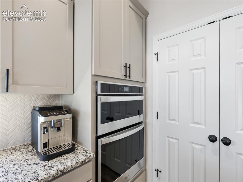 Image 19 of 46: Kitchen