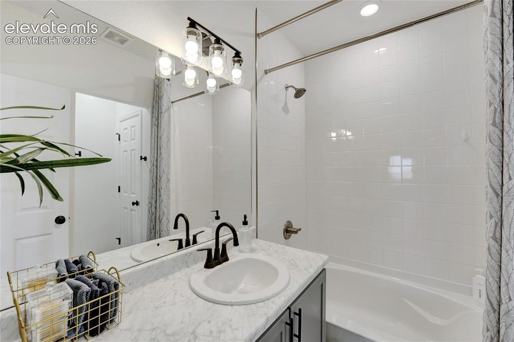 Image 40 of 46: Bathroom