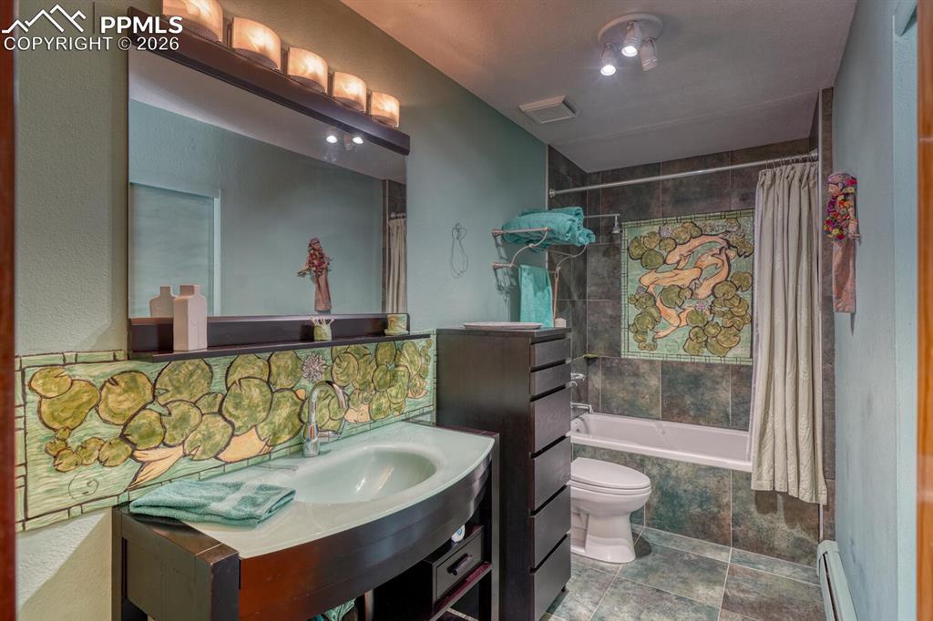 Image 16 of 50: Bathroom