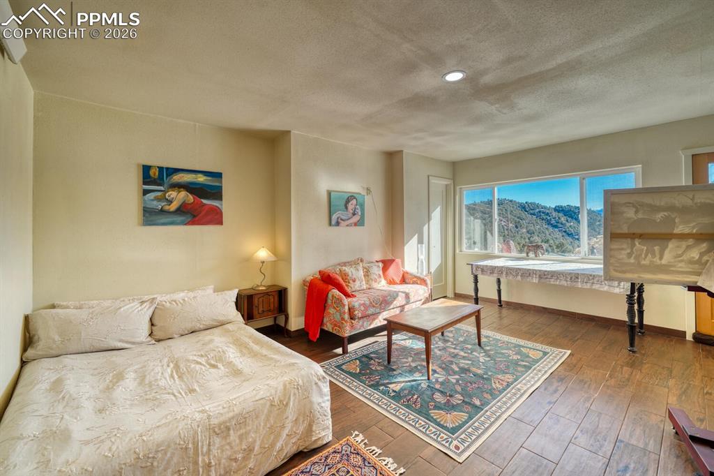 Image 49 of 50: Bedroom