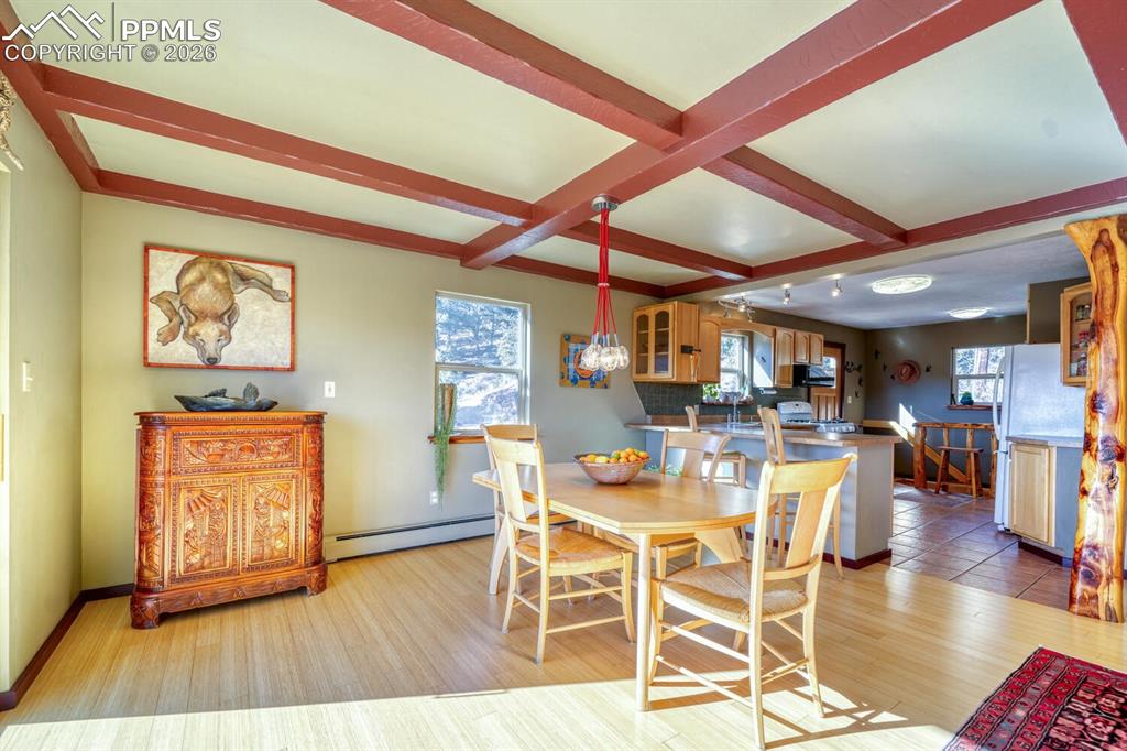 Image 8 of 50: Dining Area