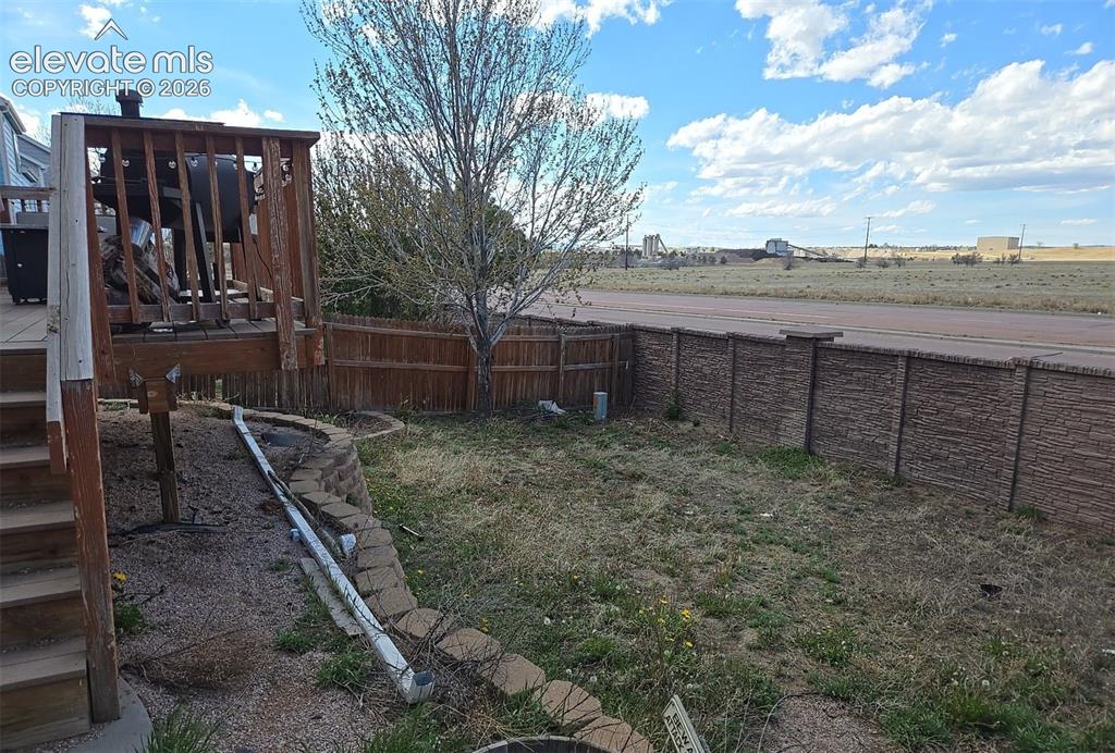 Image 11 of 21: Yard