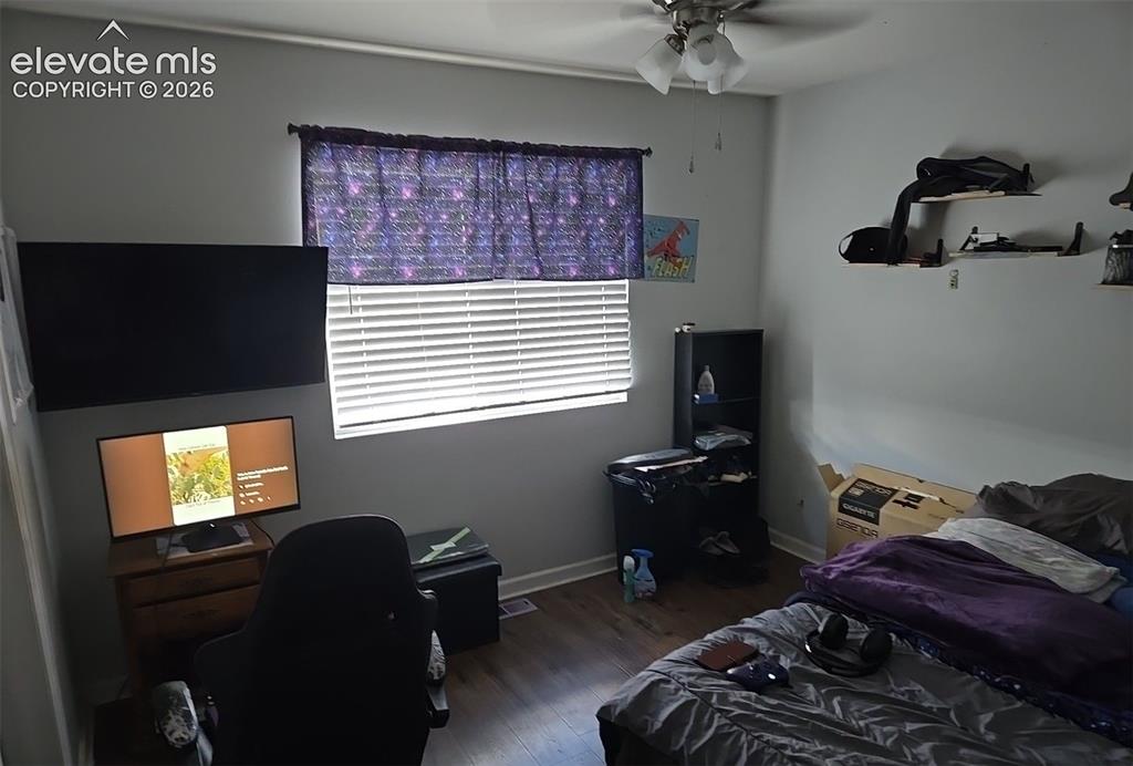 Image 18 of 21: Bedroom