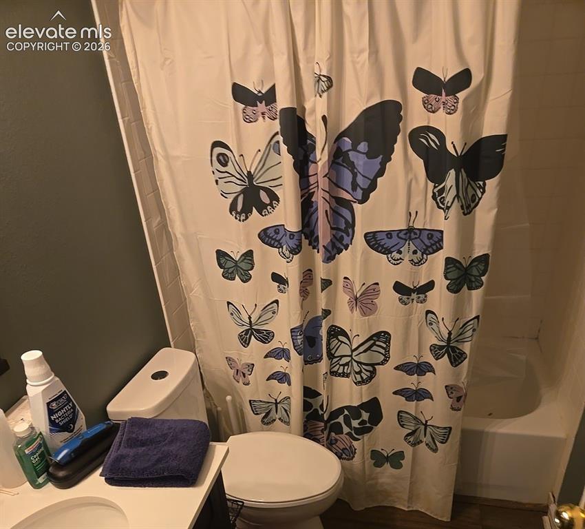 Image 19 of 21: Bathroom