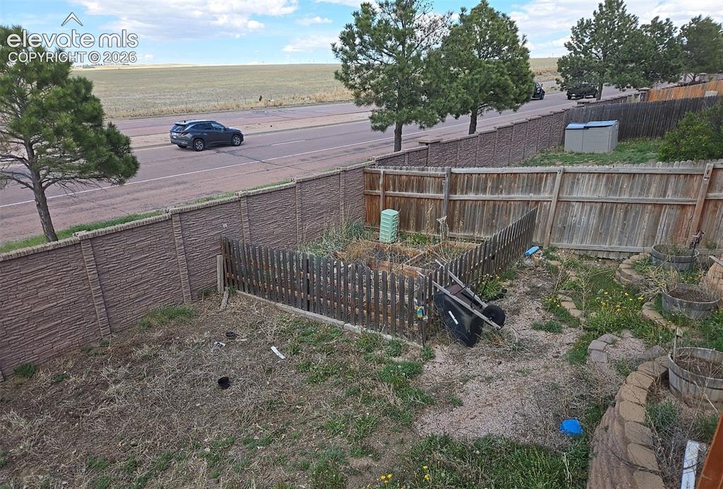 Image 9 of 21: Yard
