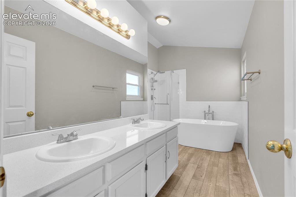 Image 20 of 47: Bathroom