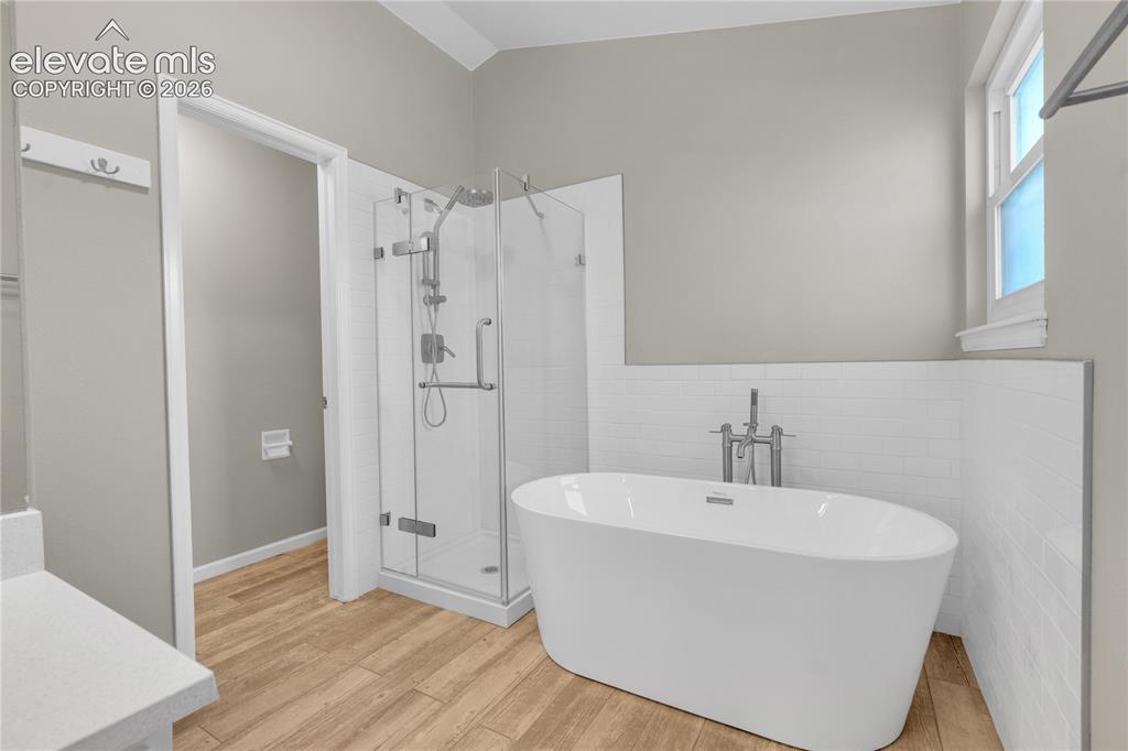 Image 21 of 47: Bathroom