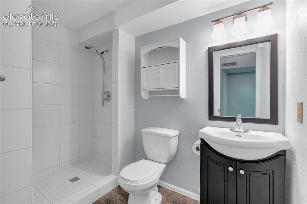Image 33 of 47: Bathroom