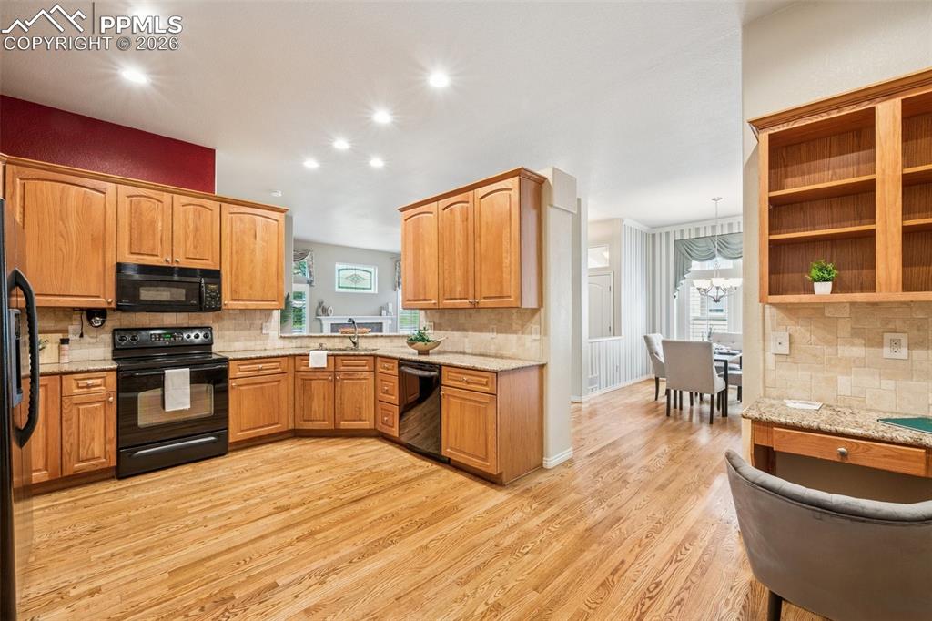 Image 15 of 32: Kitchen