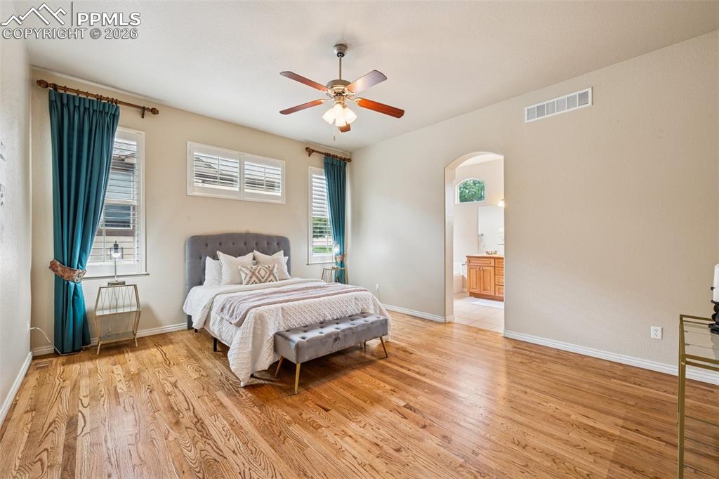 Image 18 of 32: Bedroom