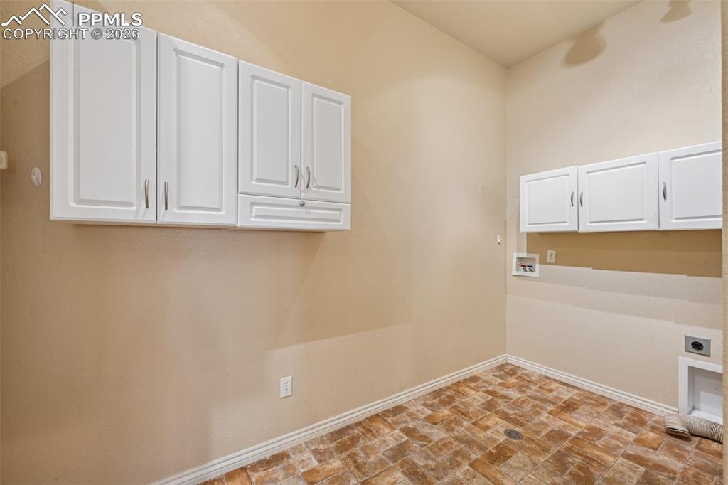 Image 23 of 32: Laundry