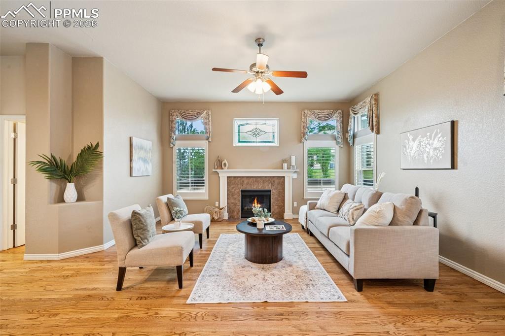 Image 6 of 32: Living Room