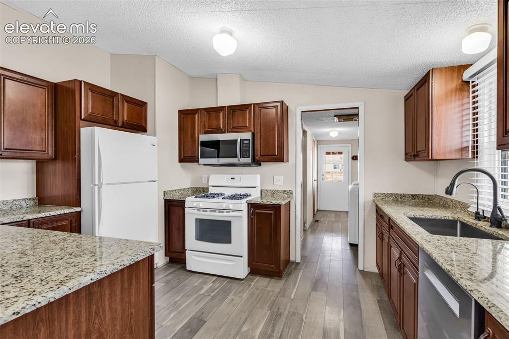 Image 13 of 48: Kitchen