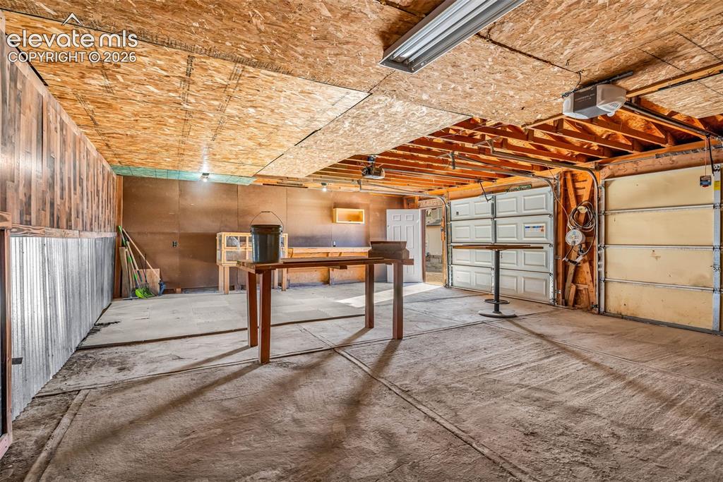 Image 41 of 48: Garage