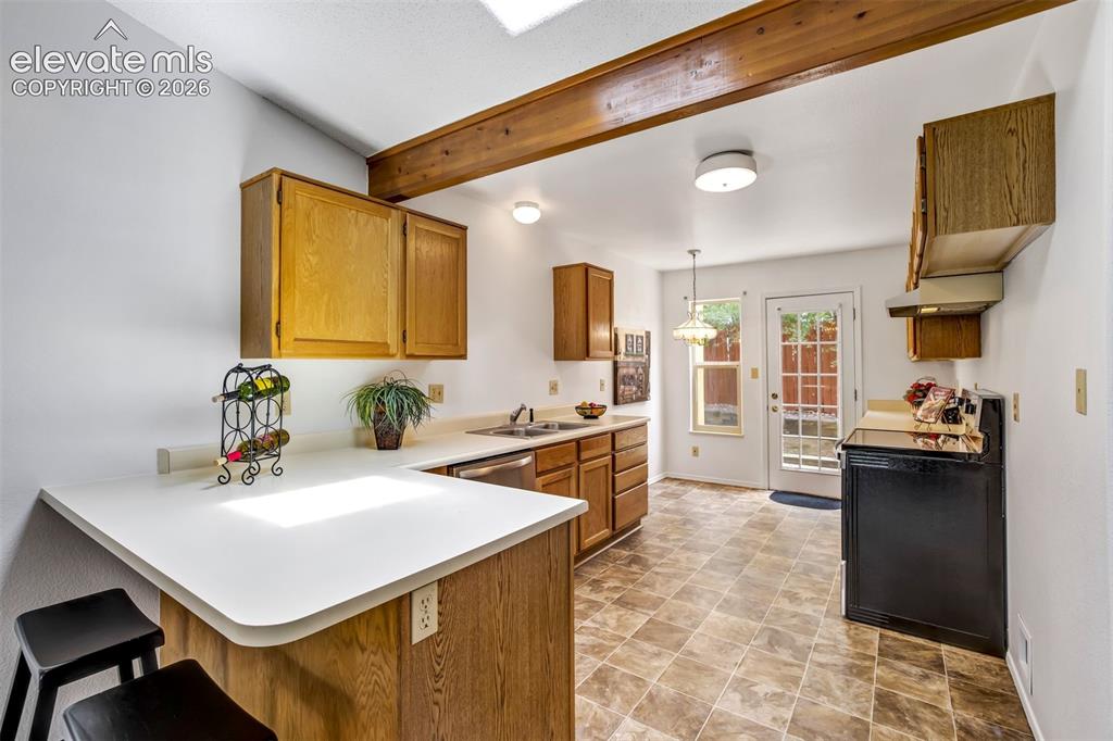 Image 15 of 45: Kitchen