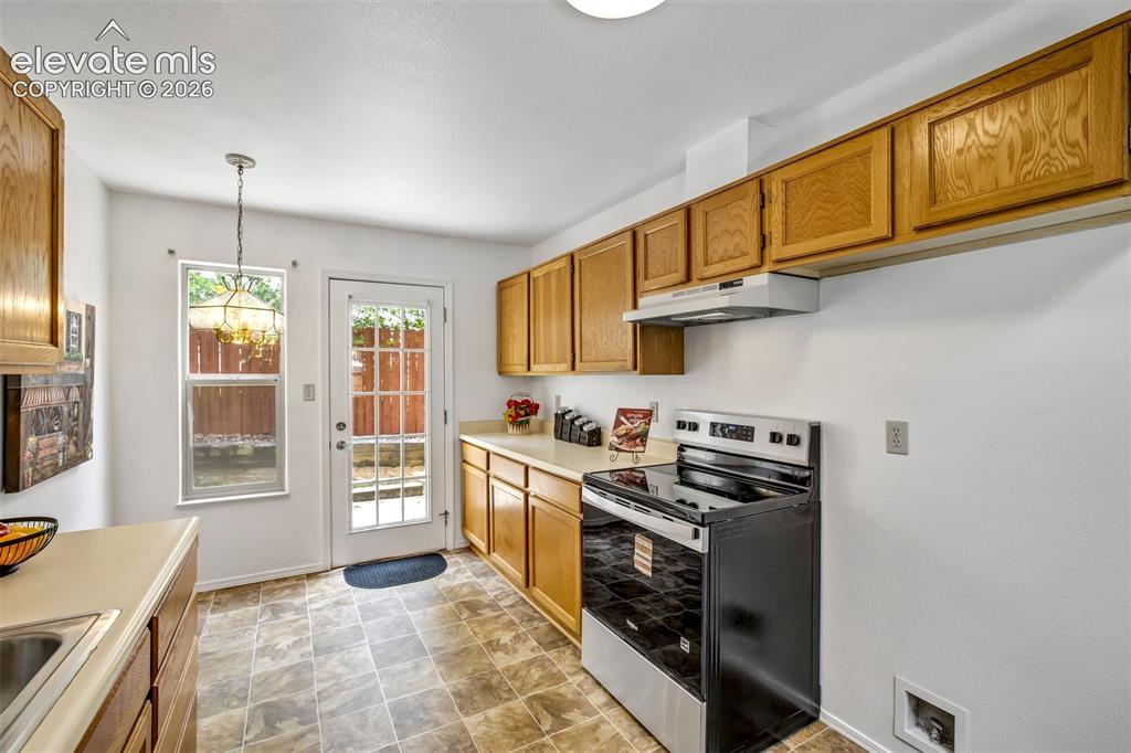 Image 16 of 45: Kitchen