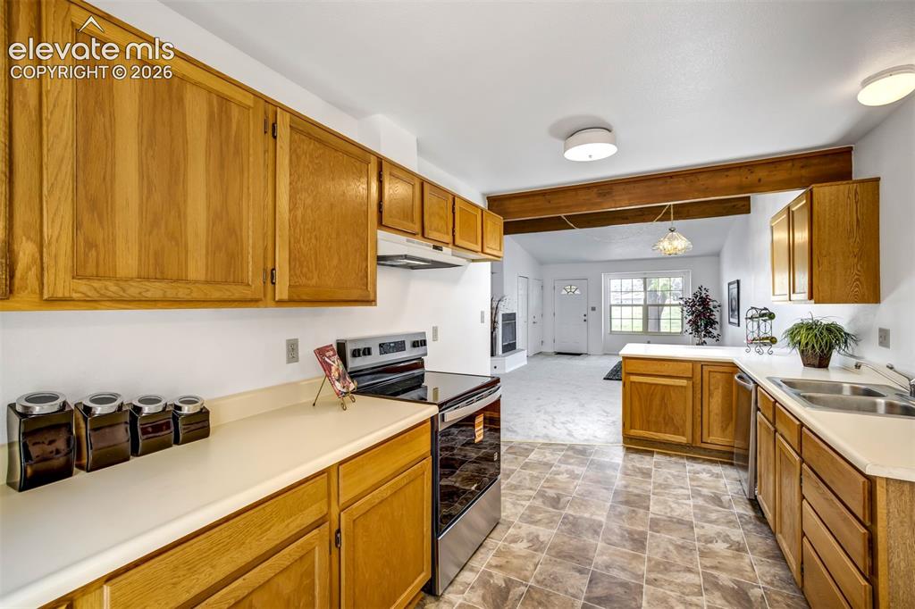 Image 17 of 45: Kitchen