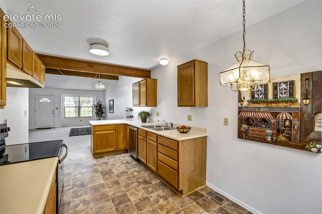Image 18 of 45: Kitchen