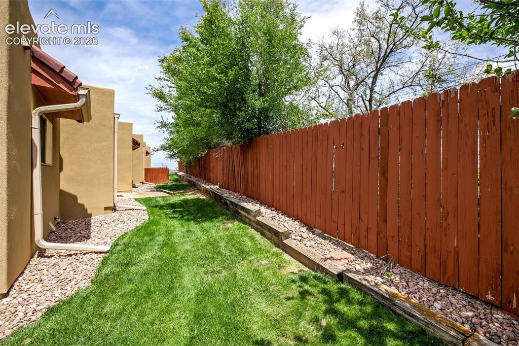 Image 42 of 45: Yard