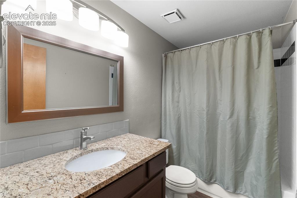 Image 16 of 29: Upstairs bathroom