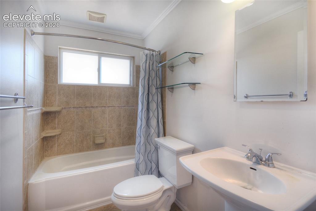 Image 20 of 25: Bathroom