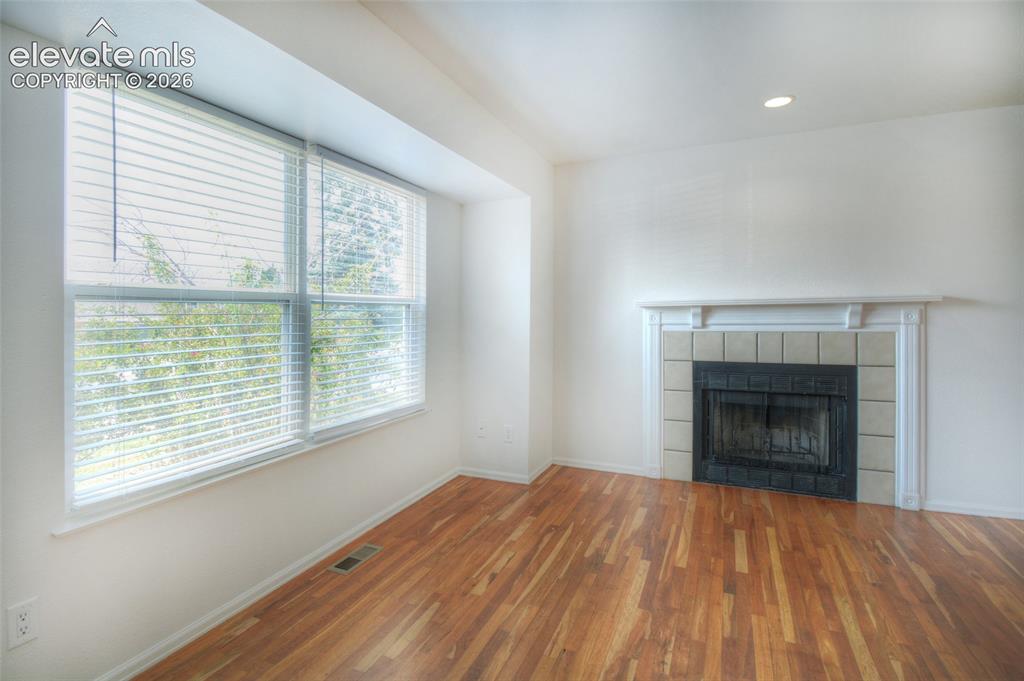 Image 4 of 25: Living Room