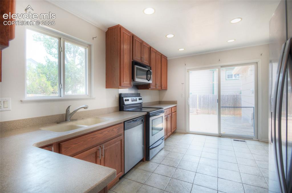 Image 7 of 25: Kitchen