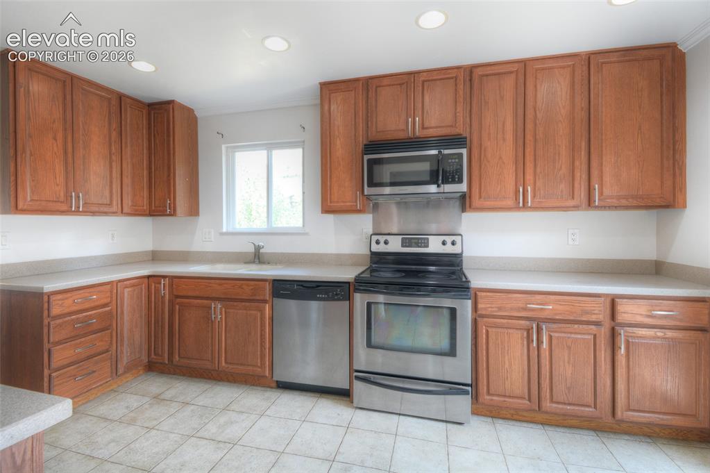 Image 8 of 25: Kitchen