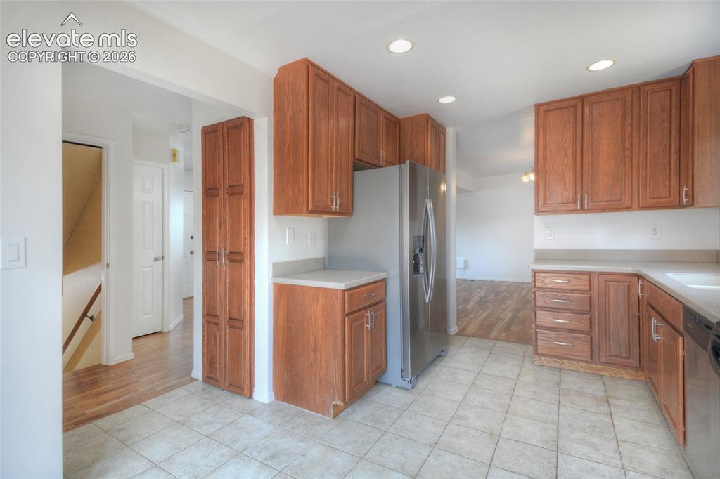 Image 9 of 25: Kitchen