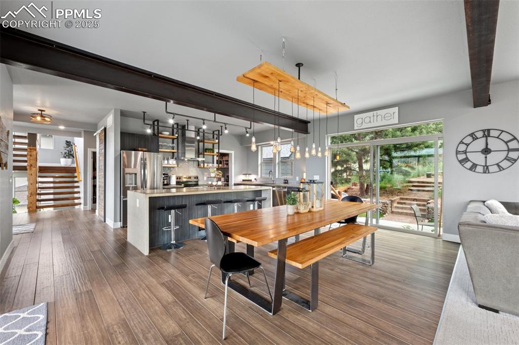 Image 11 of 50: Dining Area